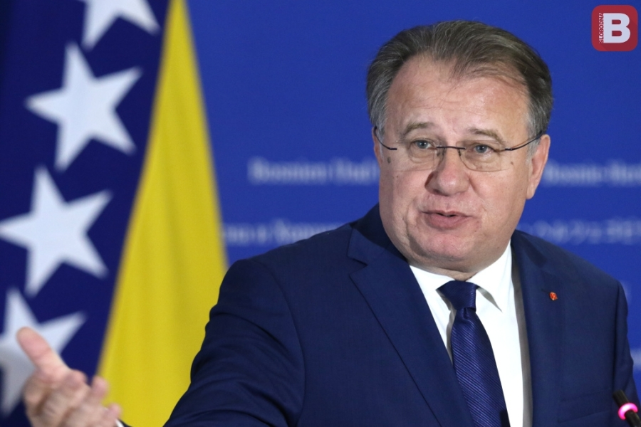 Premijer Federacije Bosne i Hercegovine Nermin Nikšić obilježio je Dan državnosti porukom poslanom s gradilišta na Koridoru Vc, naglašavajući da se Bosna i Hercegovina ne gradi riječima nego konkretnim djelima.