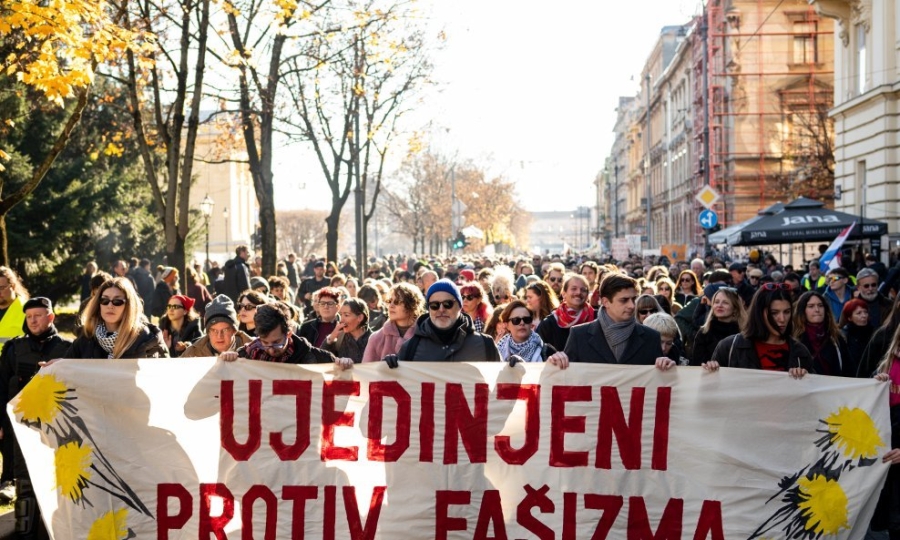 KLIZI LI HRVATSKA U SUKOB: Premijer Thompsona proglasio ‘glasom slobode’, Medved podržao huligane ispred kuće Dalije Orešković