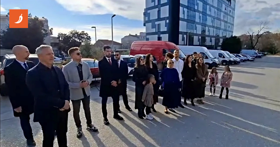 Thompson ispred KBC-a Split pjevao božićne pjesme pacijentima