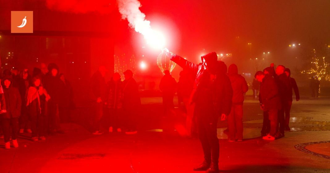 VIDEO Pogledajte kako su se fanovi ispred Arene zagrijavali za Thompsonov koncert