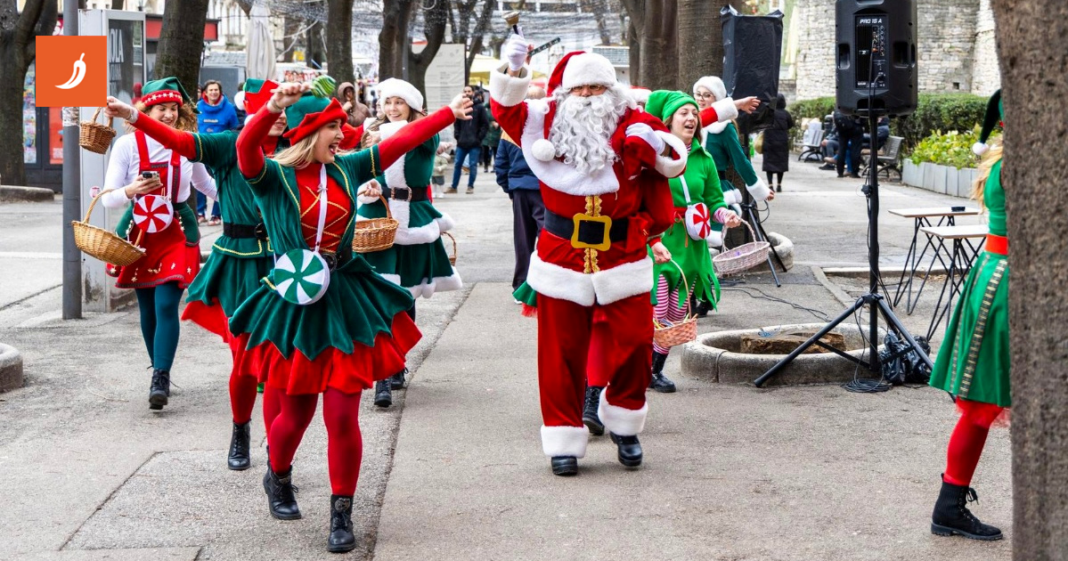 Centrom Pule prošetali Djed Božićnjak i vilenjaci, razveselili i policiju