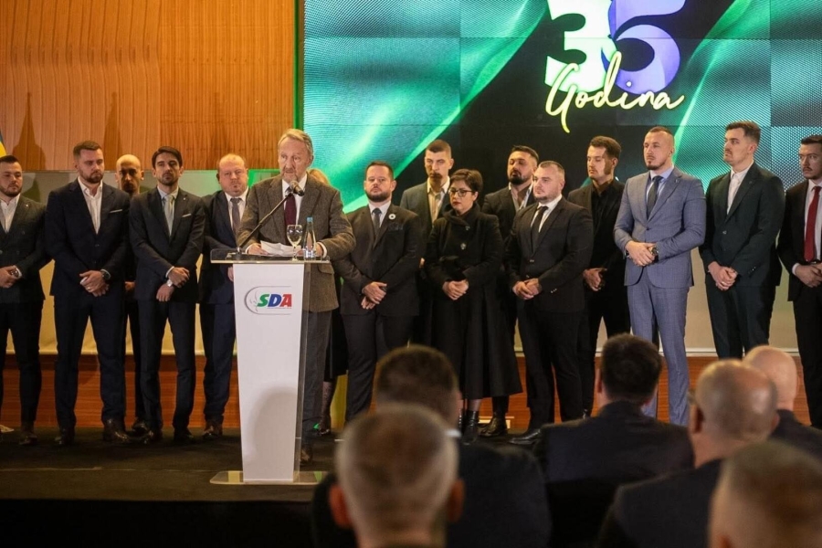 BAKIR IZETBEGOVIĆ ZAGRMIO NA KRITIČARE ALIJE: ‘Lako je mudrovati iz toplih kancelarija, u rovovima je GINULO 500 MJESEČNO naših vojnika’