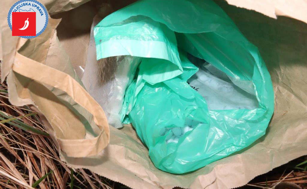 Diler u Puli udario u policijski auto, pronađeno mu više od 2 kg droge