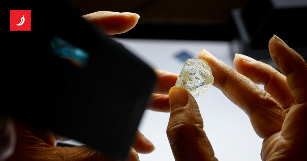 Dvojac u Indiji pronašao dijamant vrijedan 55.000 dolara: “Sada možemo udati sestre”