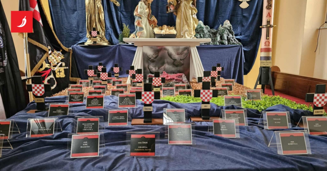 FOTO Crkva u Šibeniku postavila jaslice s crnim križevima i zastavama HOS-a