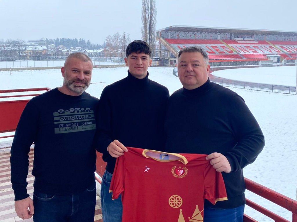 FOTO/ FOTO/ Arjan Malić posjetio NK Jedinstvo Bihać, na poklon je dobio dres