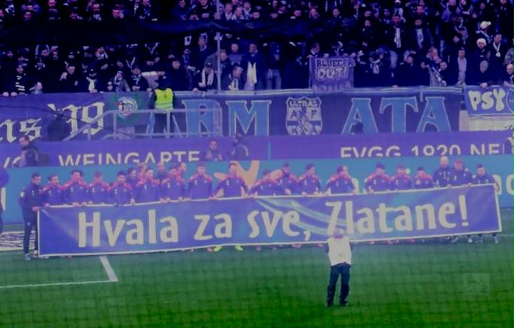 FOTO/ Ovo se rijetko viđa: Igrači Karlsruhera podigli parolu Zlatanu Bajramoviću na bosanskom jeziku