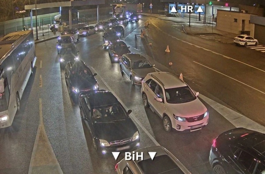 NAORUŽAJTE SE STRPLJENJEM: Duge kolone vozila na granici BiH i Hrvatske, na nekim prijelazima u oba smjera