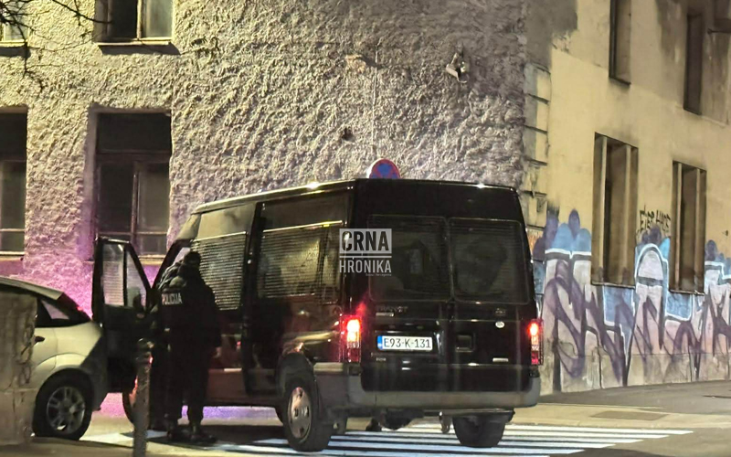 Neko naoružan pištoljem došao u DKC Sarajevo za vrijeme drag showa, svi prisutni evakuisani