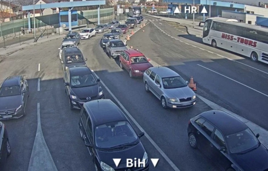 POZIV NA STRPLJENJE: Gužve na granicama u BiH, duge kolone vozila u oba smjera