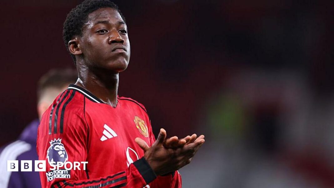 Polubrat veznjaka Man Utd-a nosi majicu ‘Free Kobbie Mainoo’