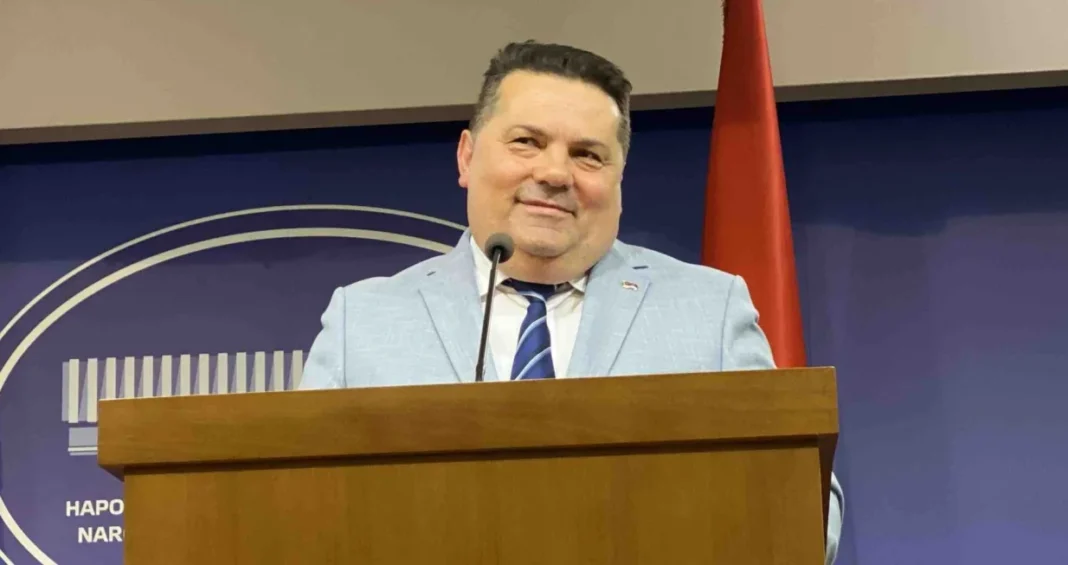 Stevandić opleo po kolegama u NSRS-u: Moja frizerka nema diplomu, a pametnija je od pola poslanika