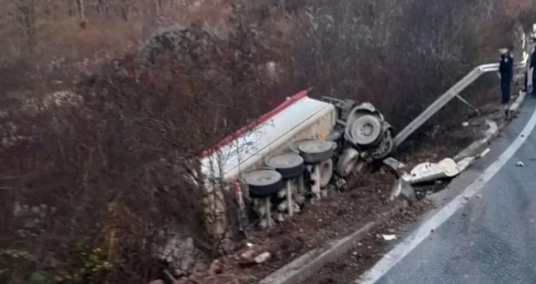 Stravična nesreća u Hercegovini: Kamion sletio sa puta, poginuo kamiondžija