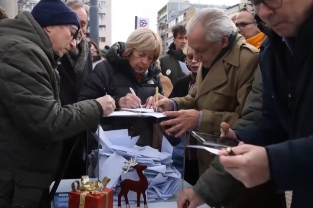 Veliki odziv u Srbiji: Stotine štandova širom zemlje, građani traže izbore i kraj Vučićeve vladavine