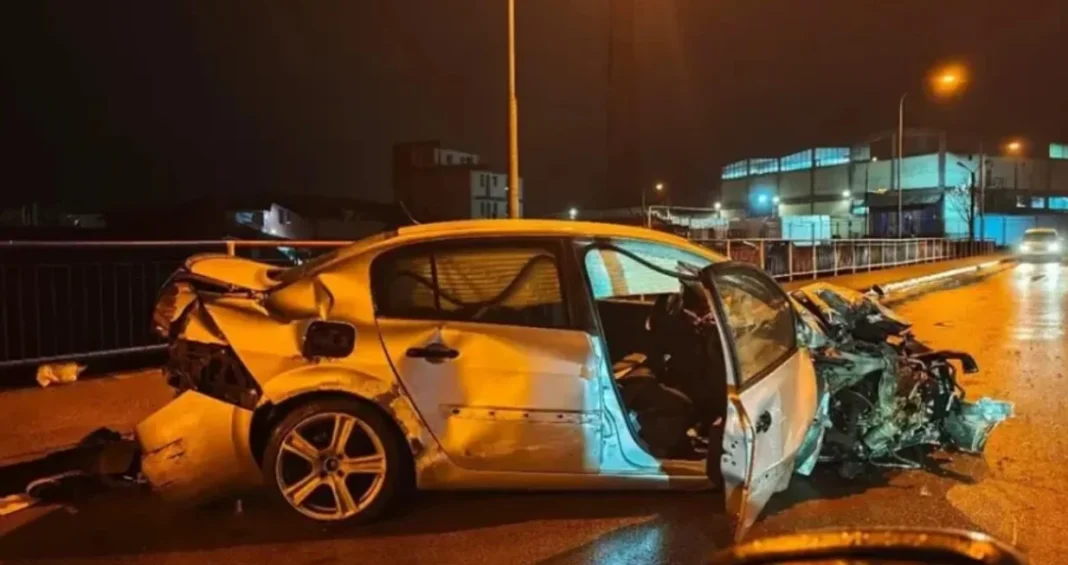 Auto potpuno smrskan, povrijeđeni prevezeni u bolnicu