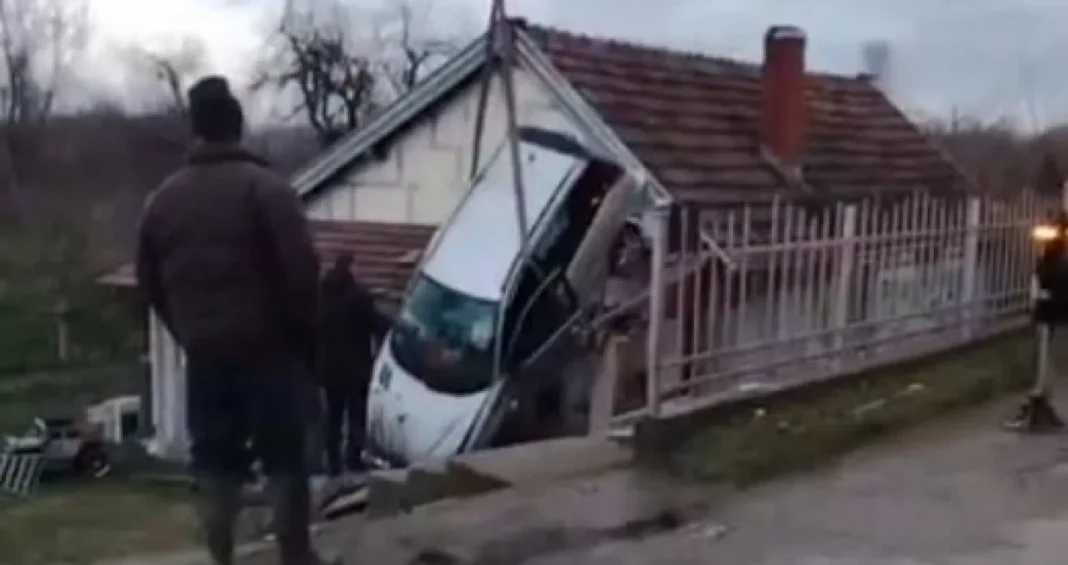 Vozilom “sletio” čovjeku na krov kuće