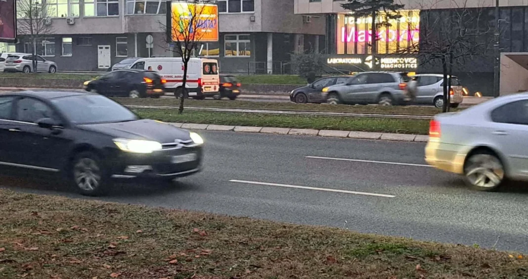 Na mjestu događaja policija i Hitna pomoć, zbrinjavaju se povrijeđeni