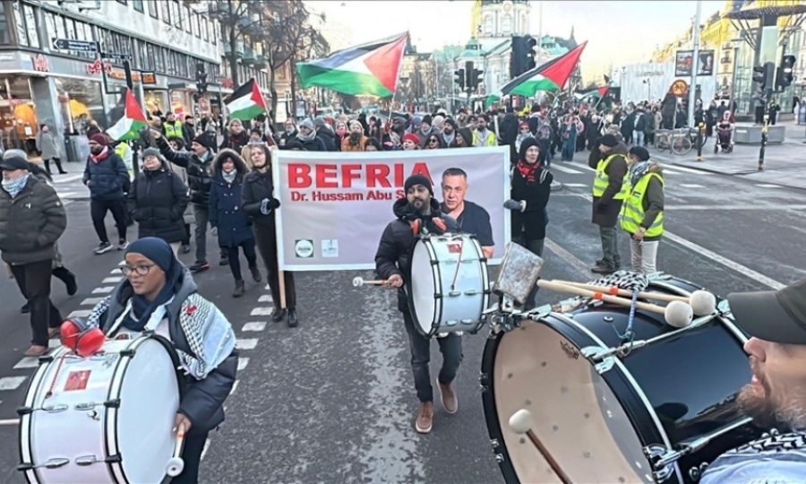 ‘ZAUSTAVITE GLAD’; ‘DJECU UBIJAJU’: Protest u Stockholmu protiv izraelskih napada na Gazu uprkos primirju