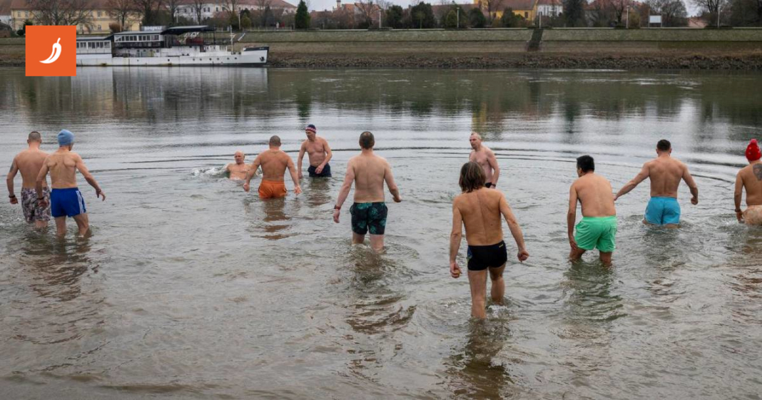 Osječani zaigrali već tradicionalni picigin na Dravi. Pridružila im se i jedna žena