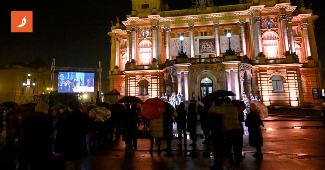 VIDEO Zagrepčani po kiši gledali balet Orašar ispred HNK