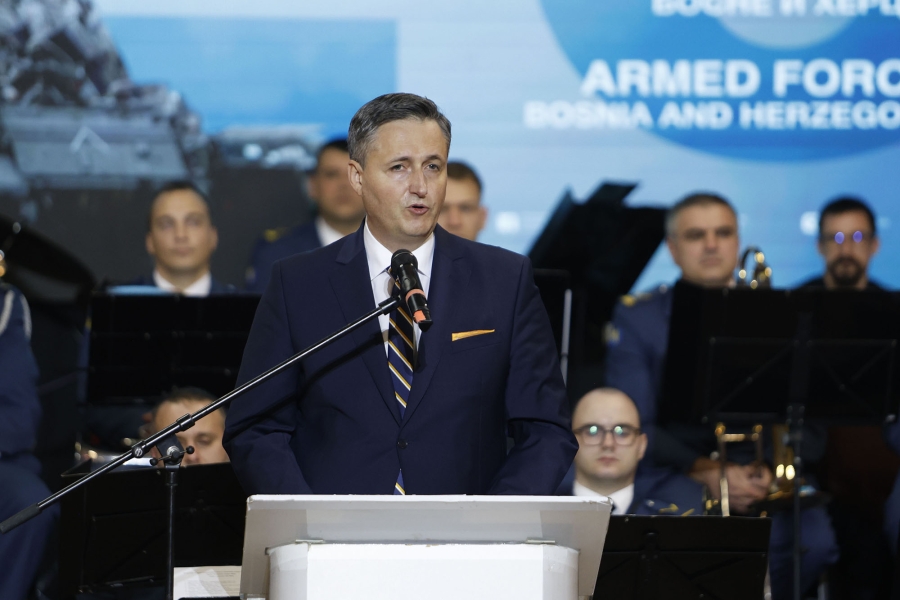 ‘SB’ NA SVEČANOJ AKADEMIJI, DENIS BEĆIROVIĆ PORUČIO: ‘OS BiH su vojska svih nas – jačanje kapaciteta i put ka NATO-u ostaju prioritet’ (FOTO)