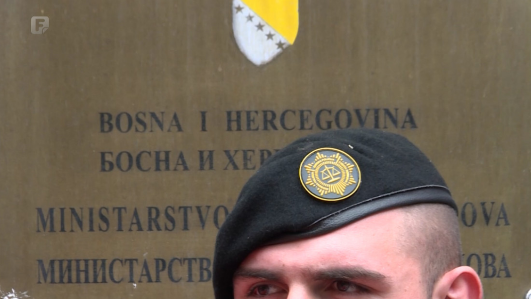 Uz nadzor POSKOK-a: Pripadnici MUP-a KS izvršili pretres Ureda premijera Nermina Nikšića i stana bivše šefice njegovog kabineta Arijane Huseinović Ajanović