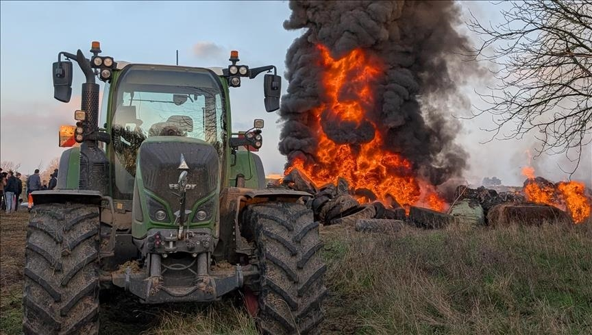 Francuska tvrdi da je situacija pod kontrolom dok poljoprivrednici protestuju zbog klanja stoke zbog kožnih bolesti