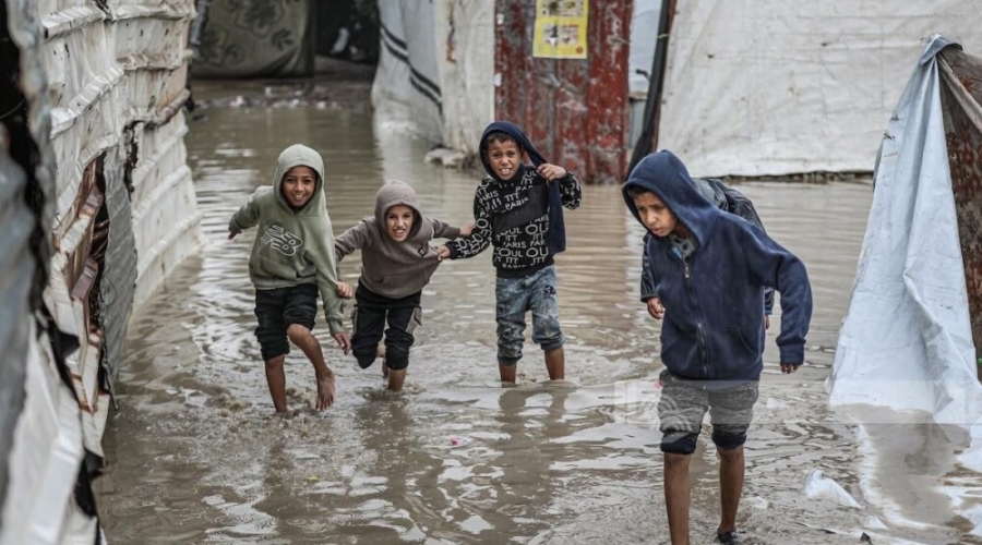 OLUJA ‘BYRON’ POGAĐA PALESTINU: Više od 6.500 kamiona čeka da uđe u Gazu sa osnovnim potrepštinama, djeca i dalje idu bosa…