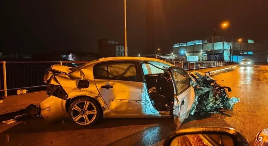 JEZIVA SAOBRAĆAJNA NESREĆA: Automobil potpuno zdrobljen, vozač je izgubio kontrolu, a onda…