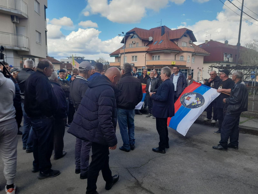 10 porodica zarobljenih i poginulih boraca VRS-a dobili po 100 KM