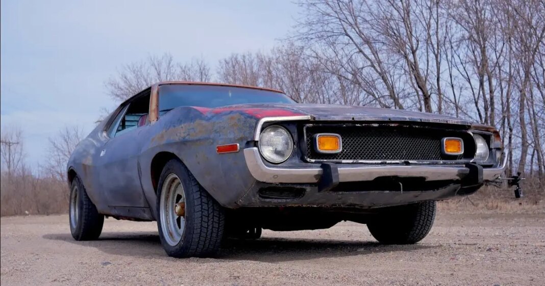 Majstor iz garaže koji šuti, a gledaju ga milijuni. Njegovi popravci olupina su pravi hit Majstor iz garaže koji šuti, a gledaju ga milijuni. Njegovi popravci olupina su pravi hit