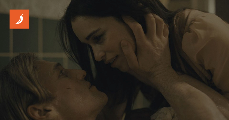 Emilia Clarke ozlijedila rebro dok je snimala 18+ scenu s tri muškarca u novoj seriji