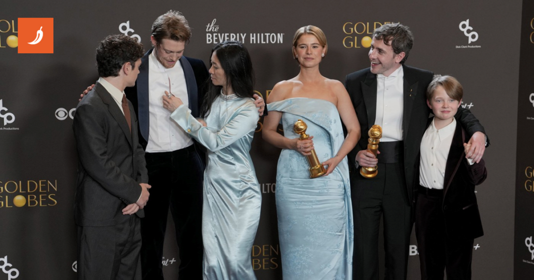 Bivšem dečku Taylor Swift puknula košulja dok je slavio na Globusima Bivšem dečku Taylor Swift puknula košulja dok je slavio na Globusima