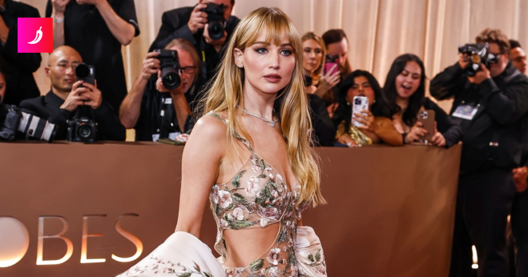 Glumica osvanula u prozirnoj haljini, ljudi: “Neka joj netko kaže da više nema 25” Glumica osvanula u prozirnoj haljini, ljudi: “Neka joj netko kaže da više nema 25”