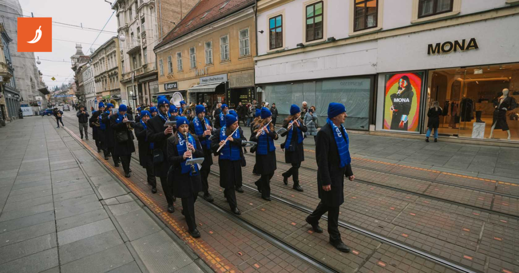 ZET-ov puhački orkestar u Dinamovim kapama i šalovima okupirao centar Zagreba