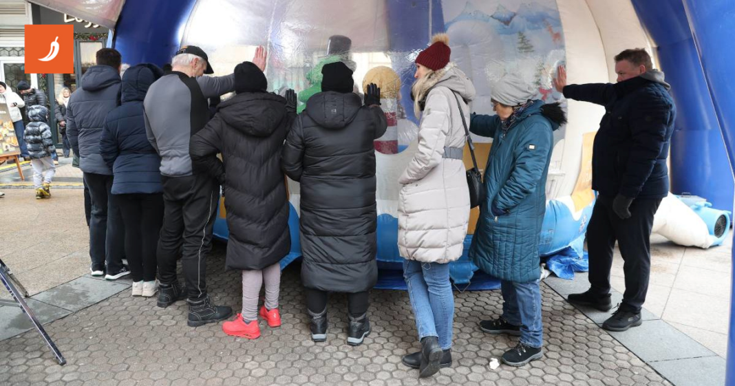20 Hrvata pokušava osvojiti 10.000 eura u centru Zagreba držeći dlan na balonu