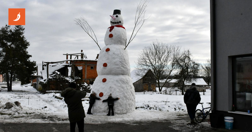 Divovski snjegović od 7.5 metara postao atrakcija u Banovcima Divovski snjegović od 7.5 metara postao atrakcija u Banovcima