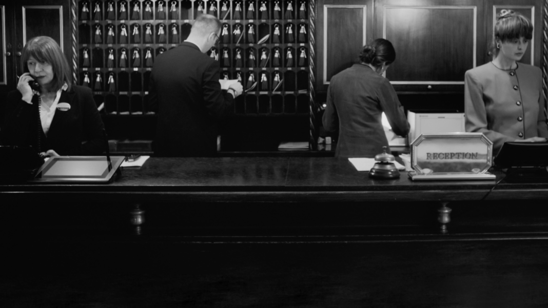 ‘Accept Our Sincere Apologies’, smješten u velikom hotelu u Veneciji koji djeluje kao zlatni kavez, istražuje usamljenost i identitet