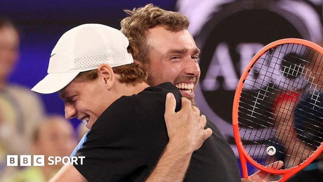 Australian Open Million Dollar One Point Slam: amater Džordan Smit zapanjio najboljeg na svetu Amateur player Jordan Smith hugs Australian Open champion Jannik Sinner after beating him in the One Point Slam