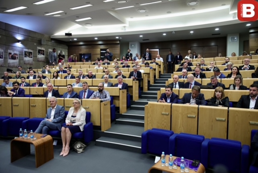 BURNO U SARAJEVU: Dvodnevna sjednica Predstavničkog doma Parlamenta Federacije Bosne i Hercegovine, na dnevnom redu budžet…