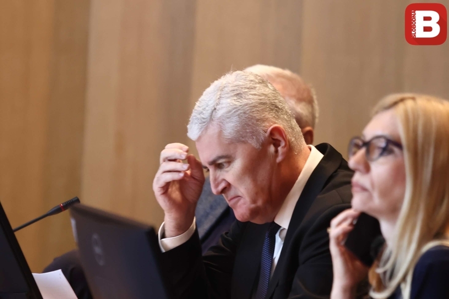 BURNO U SARAJEVU: Sjednica Doma naroda Parlamentarne skupštine Bosne i Hercegovine, Ademović, Čović i Špirić predlažu…