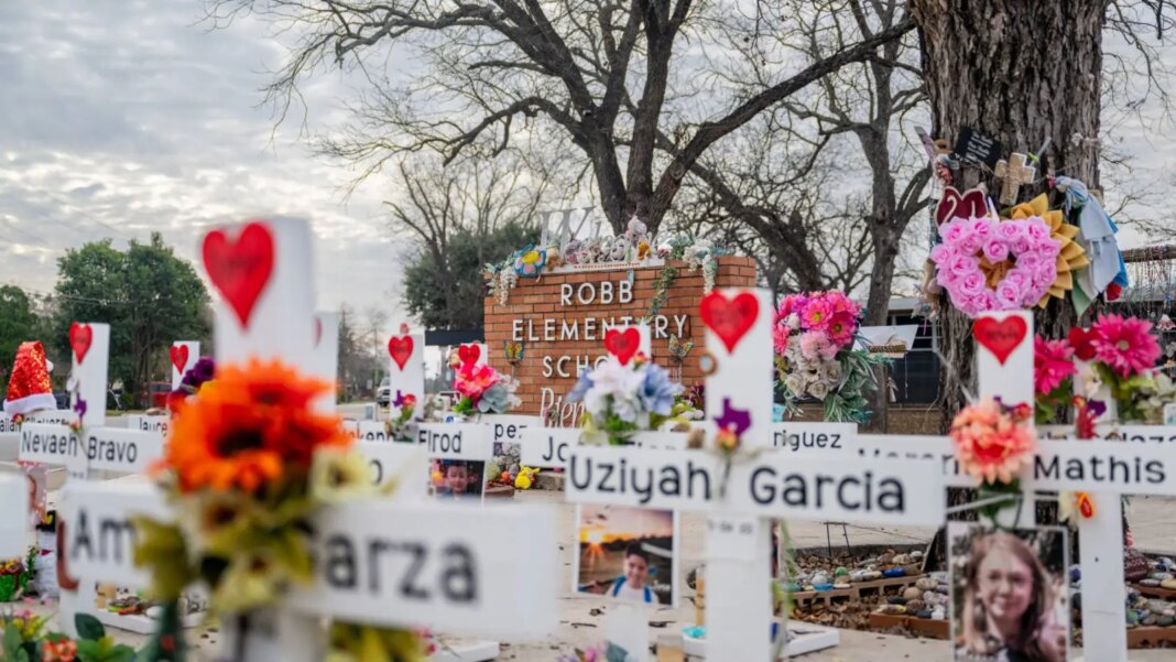 Bivši policajac Uvalde proglašen je nevinim za ugrožavanje ili napuštanje djece