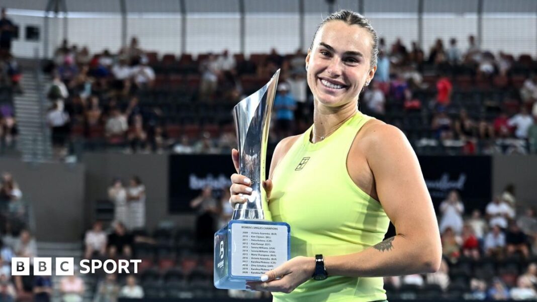 Brizbejn Internacional: Arina Sabalenka pobedila Martu Kostjuk i osvojila treću titulu Aryna Sabalenka holds the trophy after winning the Brisbane International