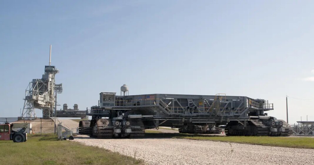 Evo kako NASA već 60 godina vozi rakete na pistu: Ovu zvijer zovu crawler transporter