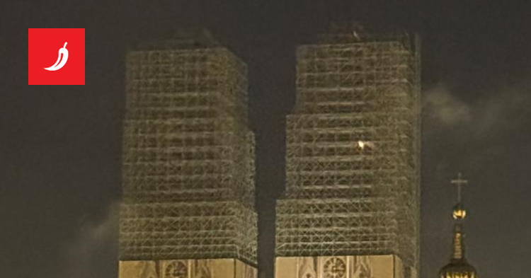 FOTO Netko je zapalio lampion, on odletio i zapeo na katedrali