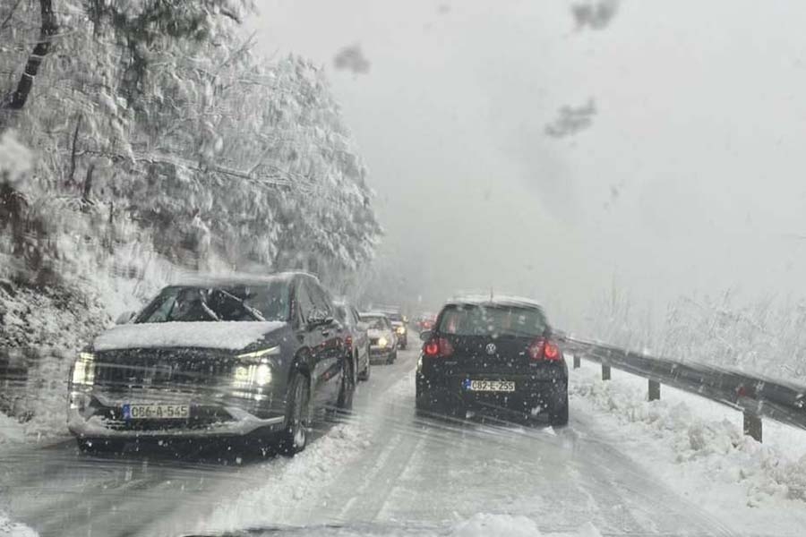 HAOS NA CESTAMA: Otežan saobraćaj na svim putevima u BiH, oborena stabla, zatvorena magistrala…