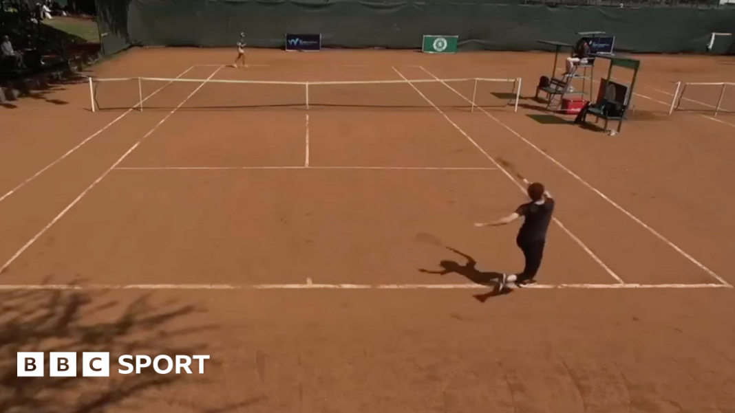 Hajar Abdelkader: Međunarodna teniska federacija će pregledati džokerske unose nakon viralnog nastupa Hajar Abdelkader misses a return shot