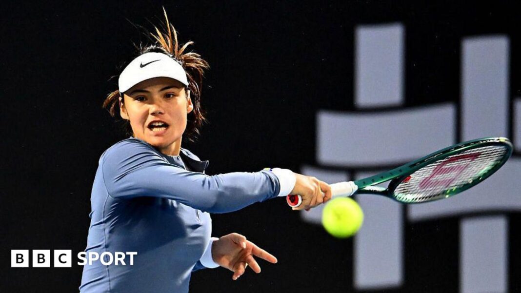 Hobart International: Emma Raducanu kasni zbog kiše protiv Camile Osorio Emma Raducanu plays a forehand shot