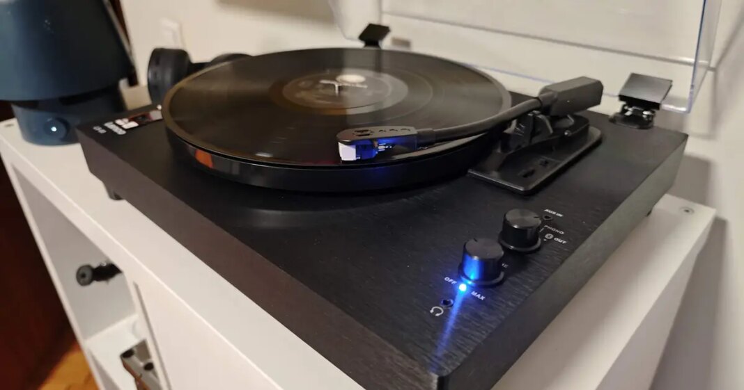 Isprobali smo svestrani Lenco LS-60BK, gramofon za slušanje ploča bez komplikacija