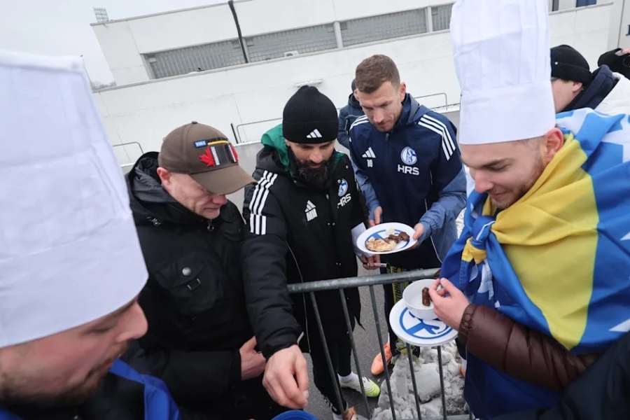 LUDNICA U GELSENKIRCHENU: Navijači pekli ćevape na snijegu za Džeku